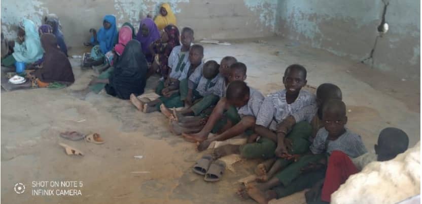 Kebbi Pupils Sit On Bare Floor, Take Lessons Under Leaking Roof 1