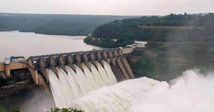 Flooding in Adamawa State severs a major road connecting Adamawa and Taraba states, disrupting trade and travel during a critical harvest season